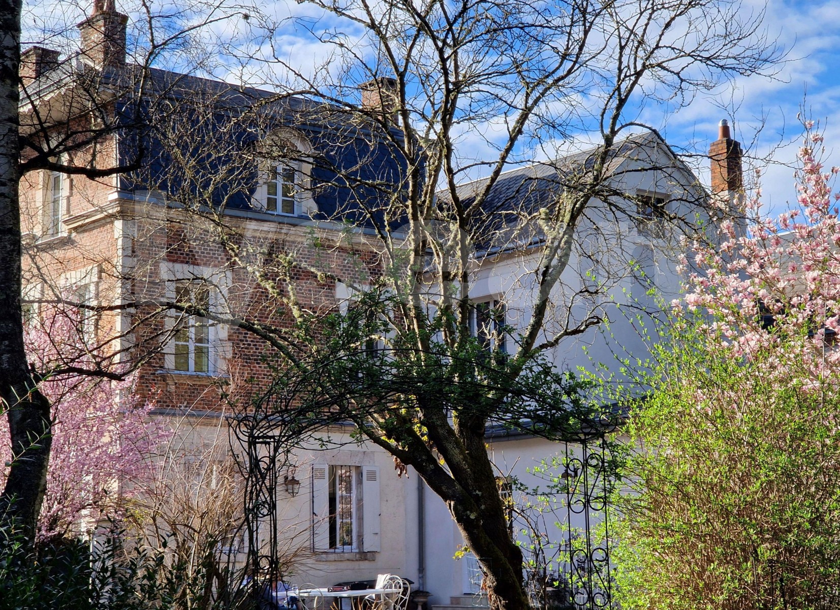 Maison 8 Pièce(s) SAINT-PRYVE-SAINT-MESMIN